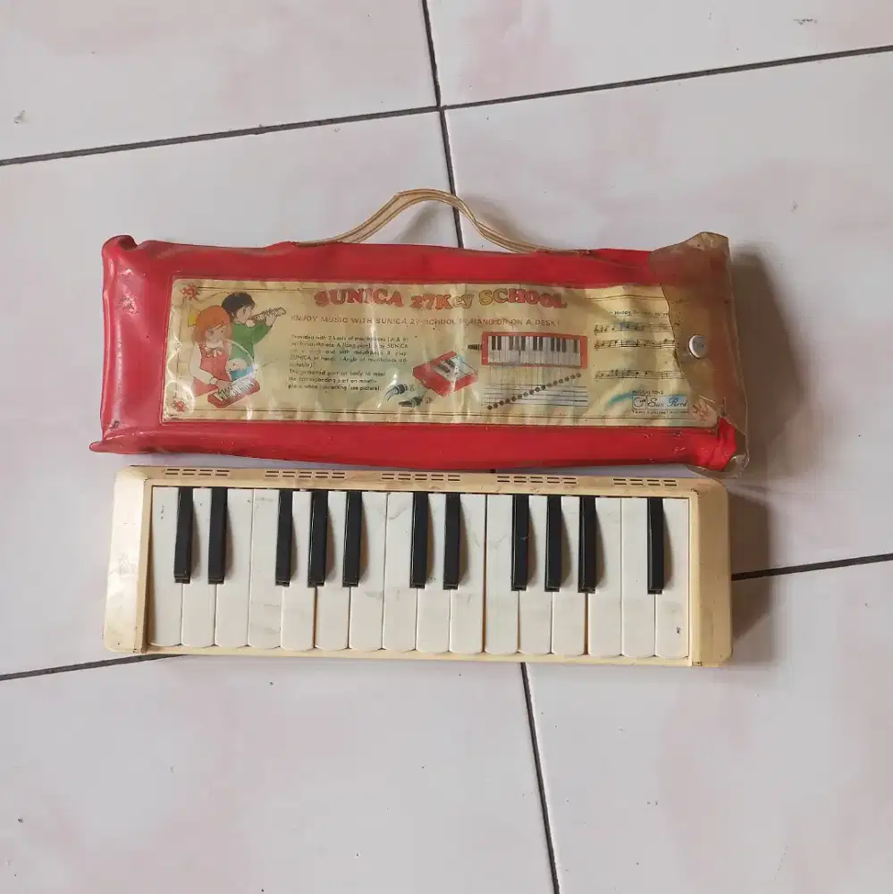Pianika jadul merek Sunica 27K School