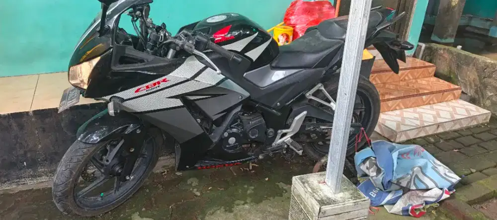 HONDA CBR 150r HITAM