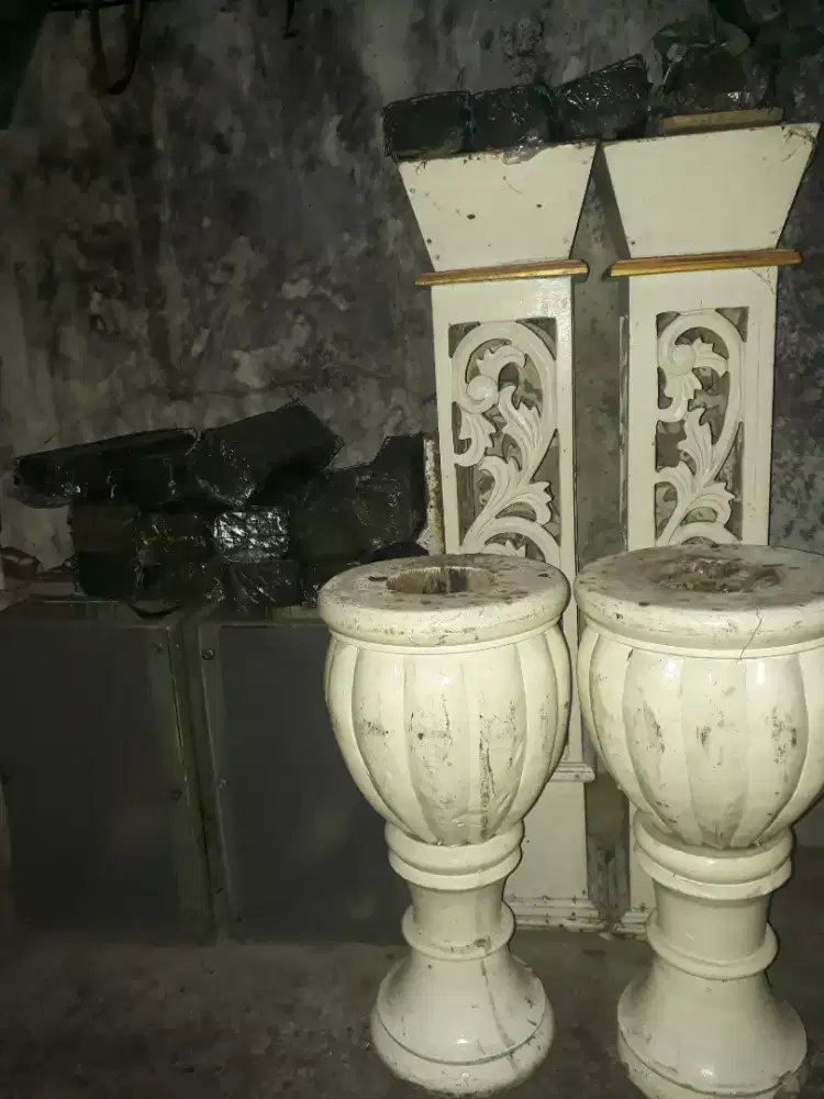 vas bunga dan nakas bekas