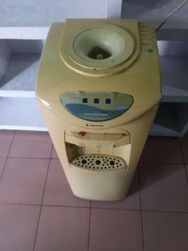 Dispencer ada kulkas kecilnya