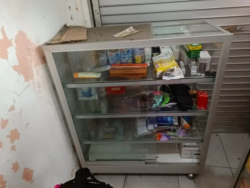 Etalase toko ada 2 berfungsi baik