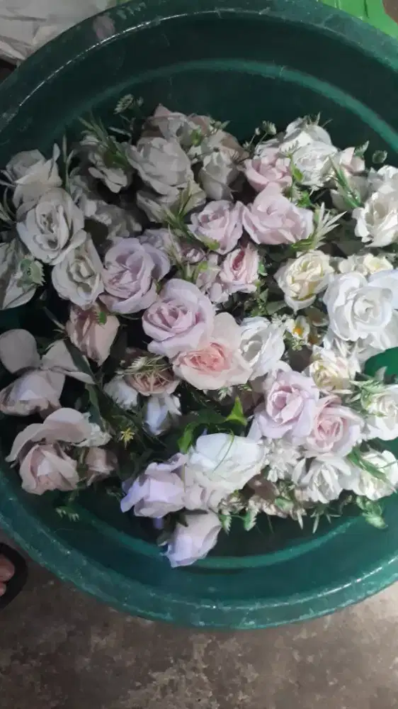 bunga dan daun plastik bekas