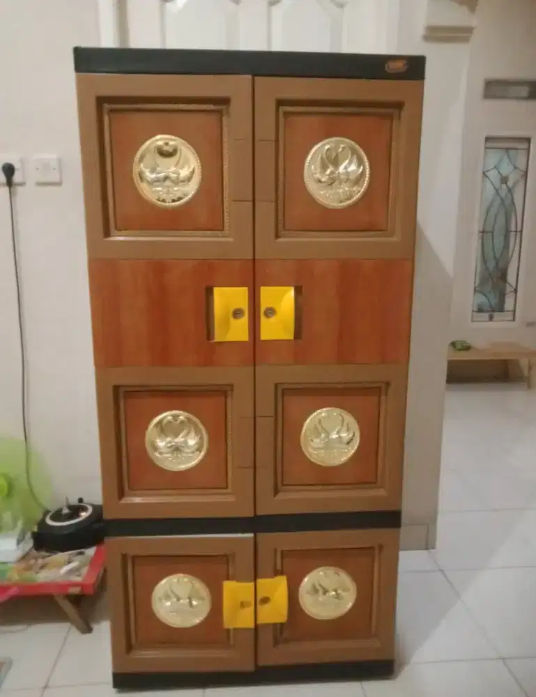 Lemari gantung merk Naiba