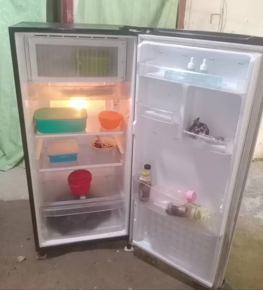 Kulkas 1 pintu PANASONIC.  Mesin original pabrik belum rusak