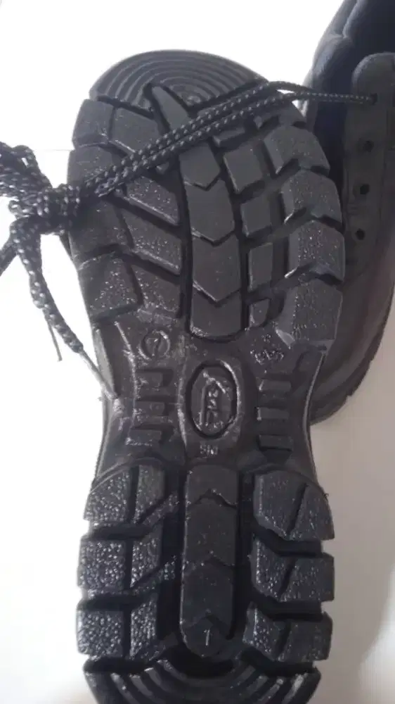 Sepatu safety merk KENT