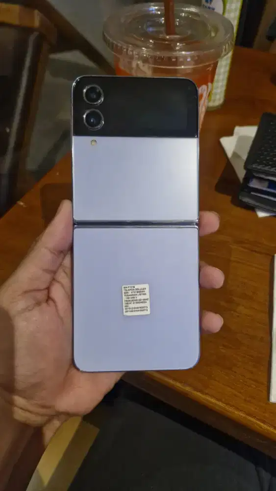 Samsung Z Flip 4 5G 8/256GB resmi sein mulus pemakaian hp charger only