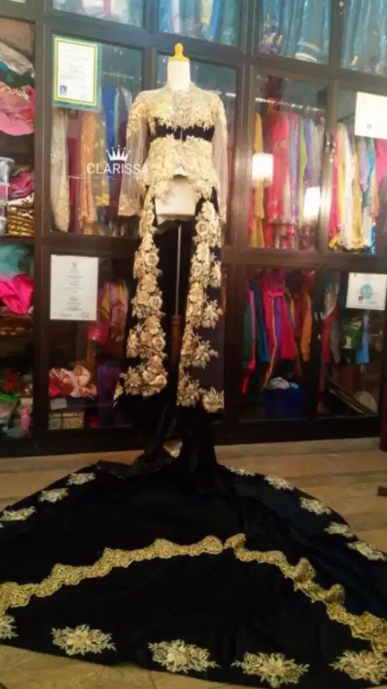 lemari etalase gantung bekas