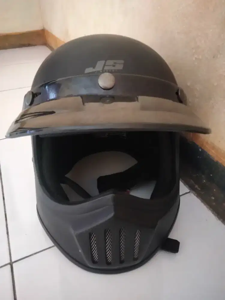 Helm full face warna hitam