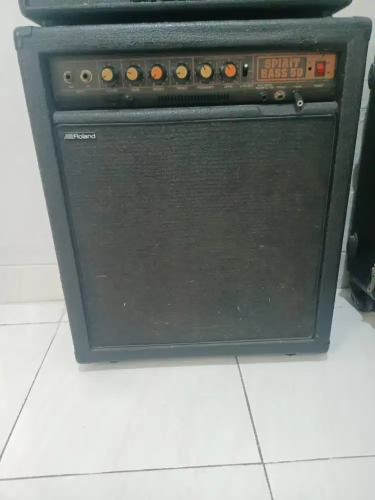 Amplifier Gitar Bass