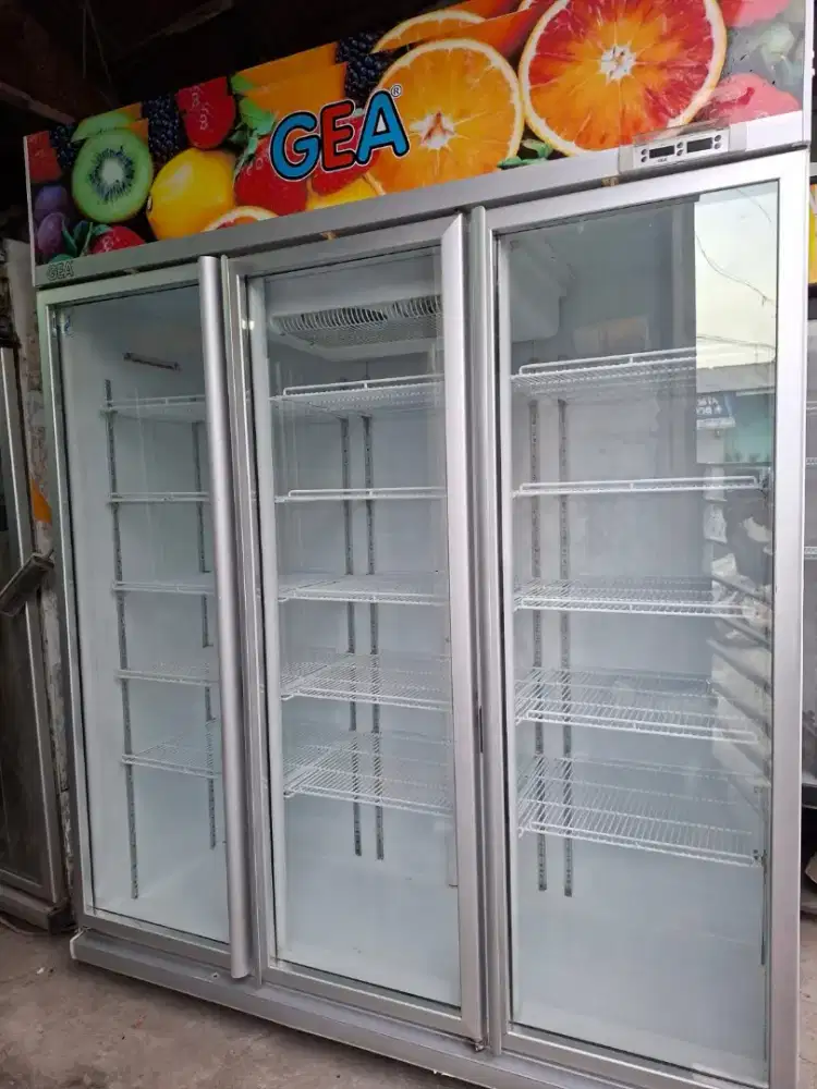 Jual showcase 3pintu