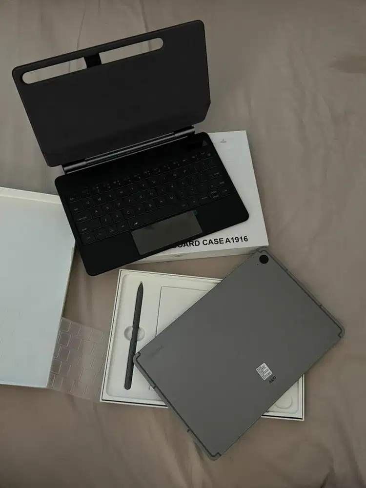 Tab S9 fe 5G like new + magic keyboard like new