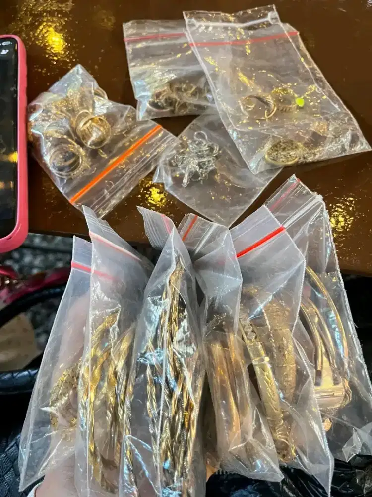 Kami membeli perhiasan anda dengan harga terbaik