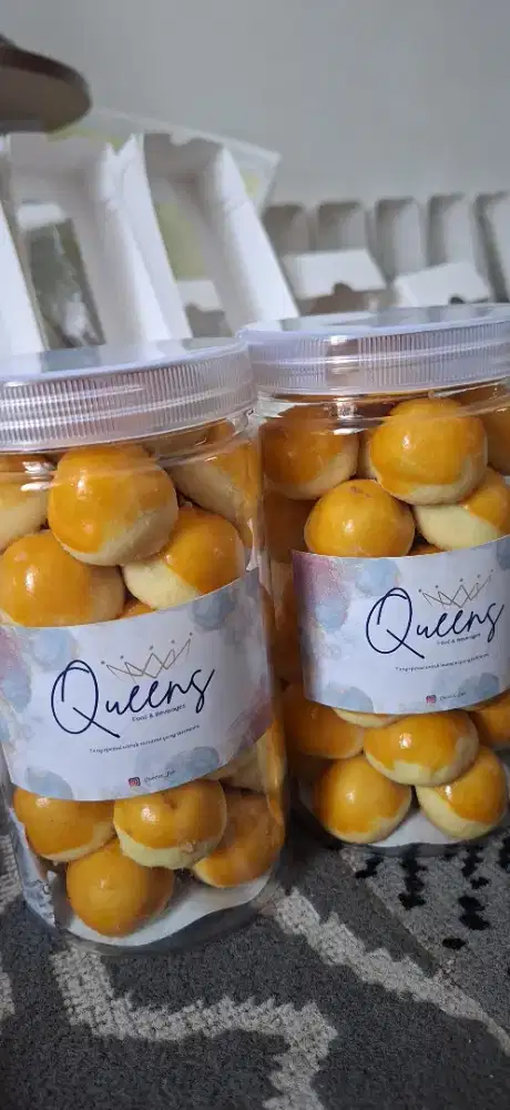 Karyawan produksi kue lebaran