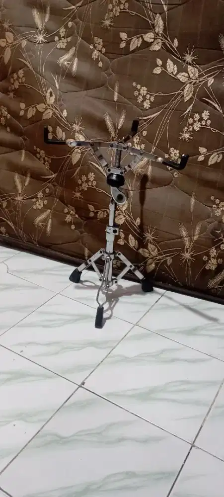 Stand snare tama, kondisi seperti difoto