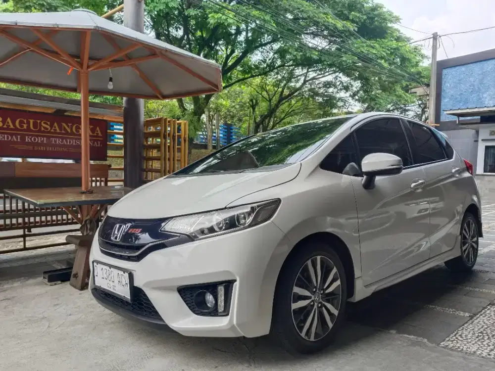 Bismillah numpang jual Honda jazz RS. Metic. No. D. Putih.