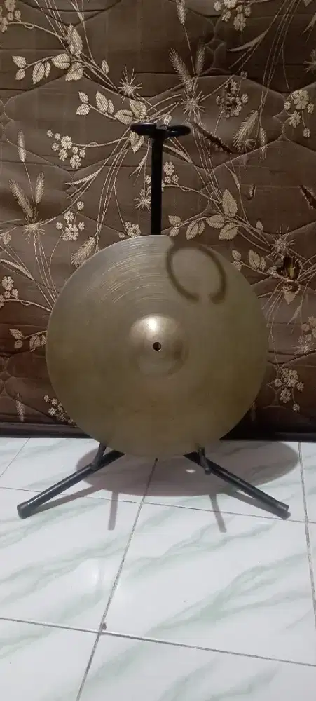 Simbal Zildjian Avedis, Thin Ctash 16in, kondisi baik dan normal.