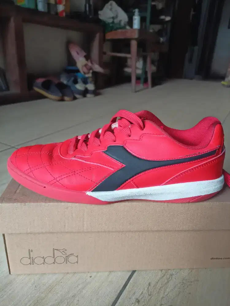Sepatu futsal diadora