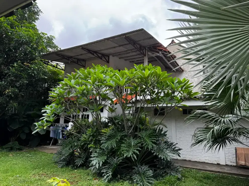 Rumah dengan Tanah yang Luas di Joglo Jakbar WT-17756