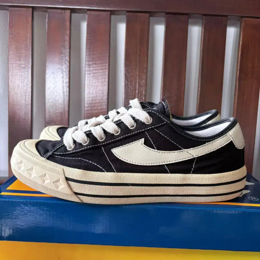 Sepatu Compass Retrograde Low size 41 + Box (Classic Black & White)