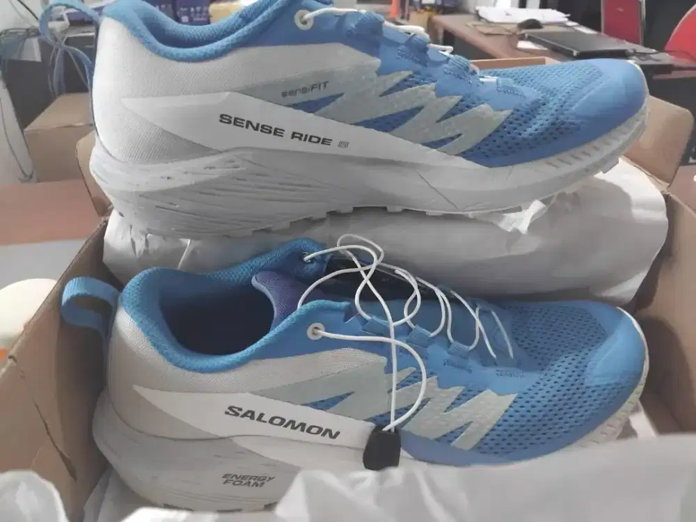 Sepatu running solomon