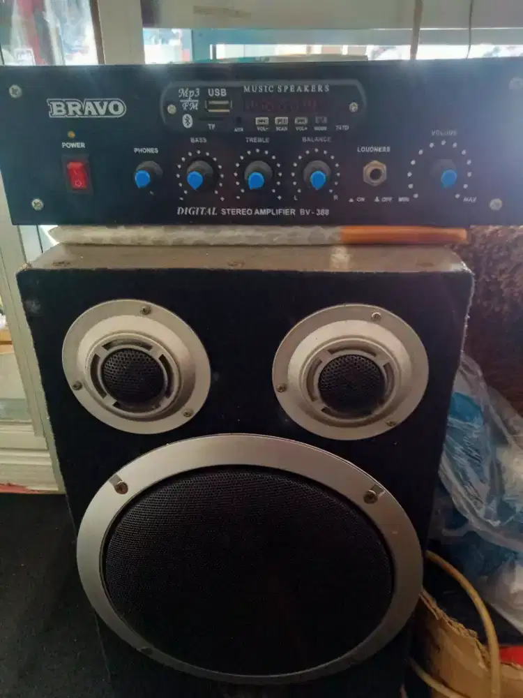 Di jual ampli plus speaker 8 inch