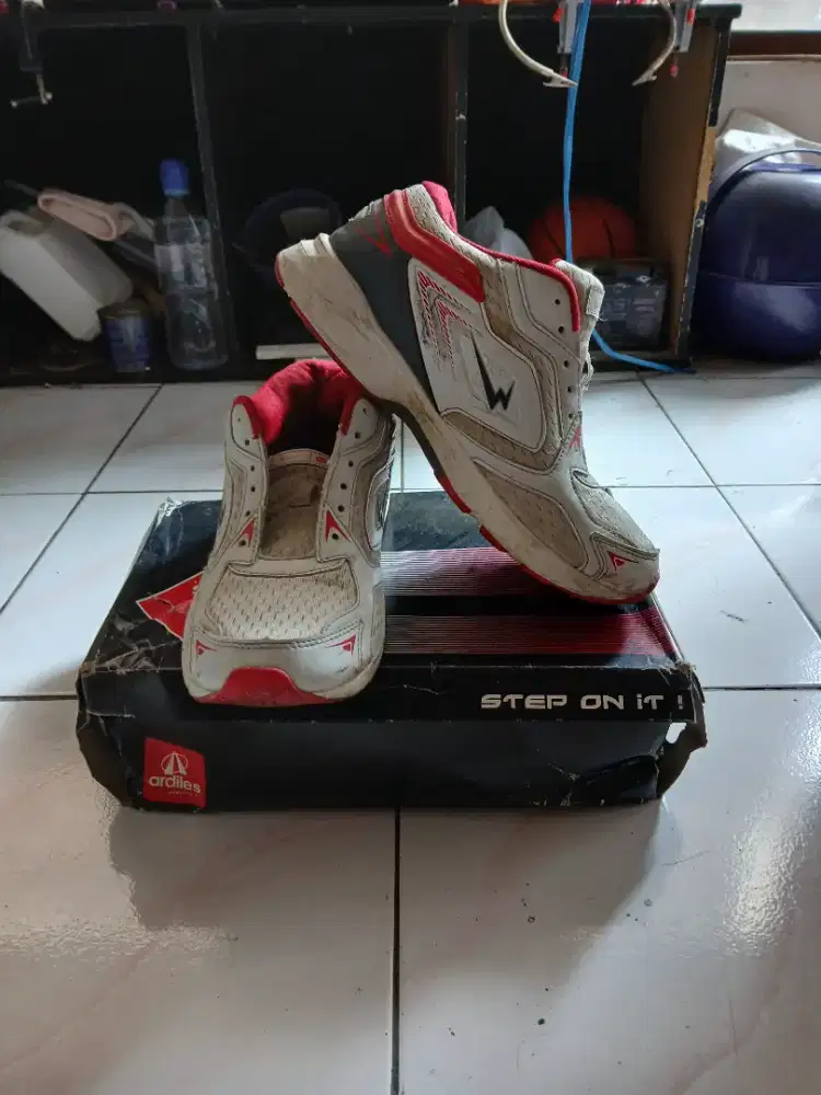 Sepatu Eagle putih