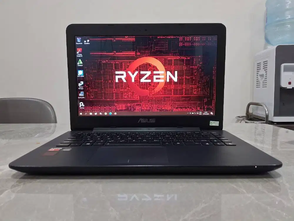 Laptop ASUS 6GB AMD Quad Core Radeon R5 SSD ReadyUp BerGARANSI