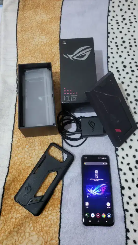 Rog phone 6 12/256 like new