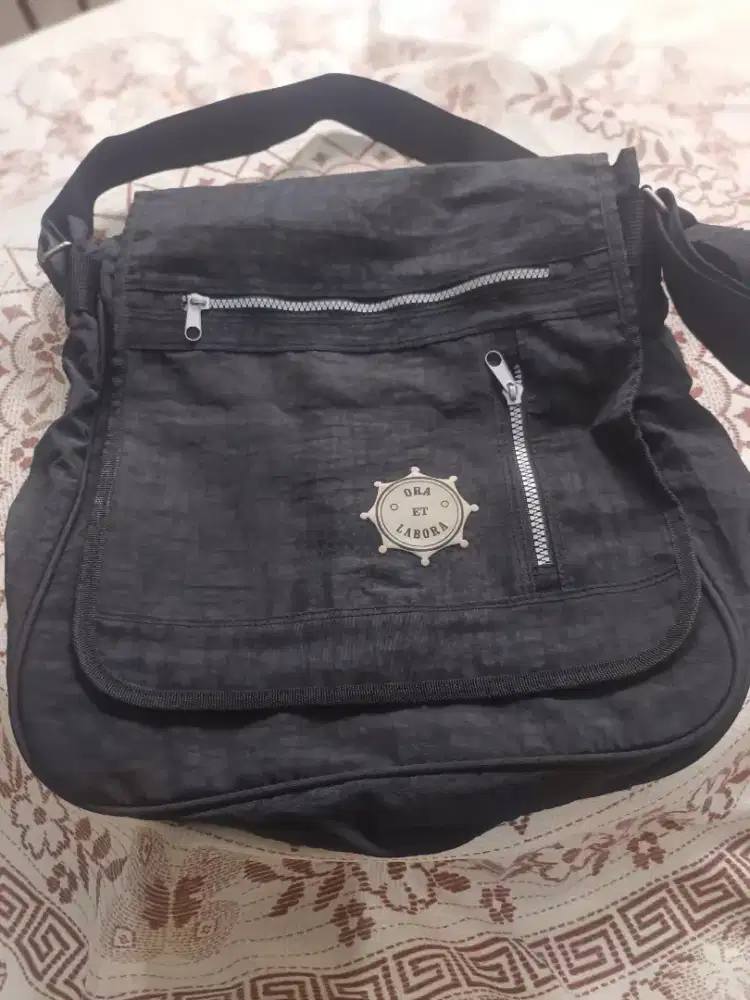 Tas sekolah selempang warna hitam
