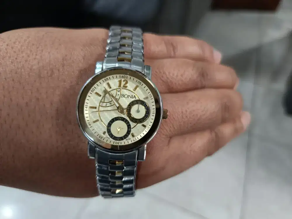 Jam Tangan Stainless Steel Bonia BN294 kondisi normal siap pakai.