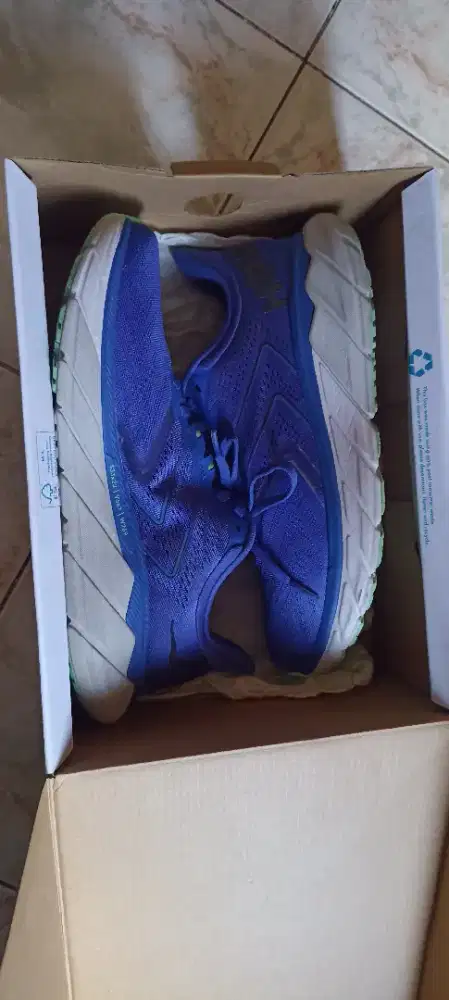 jual sepatu hoka ukuran 42 like new