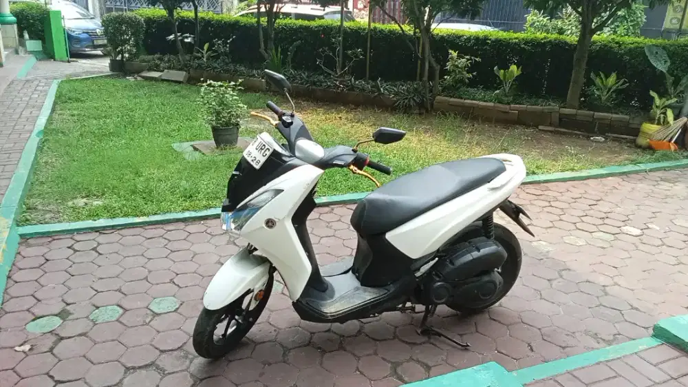 Motor lexi warna putih