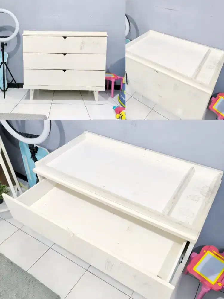 Changing table putih