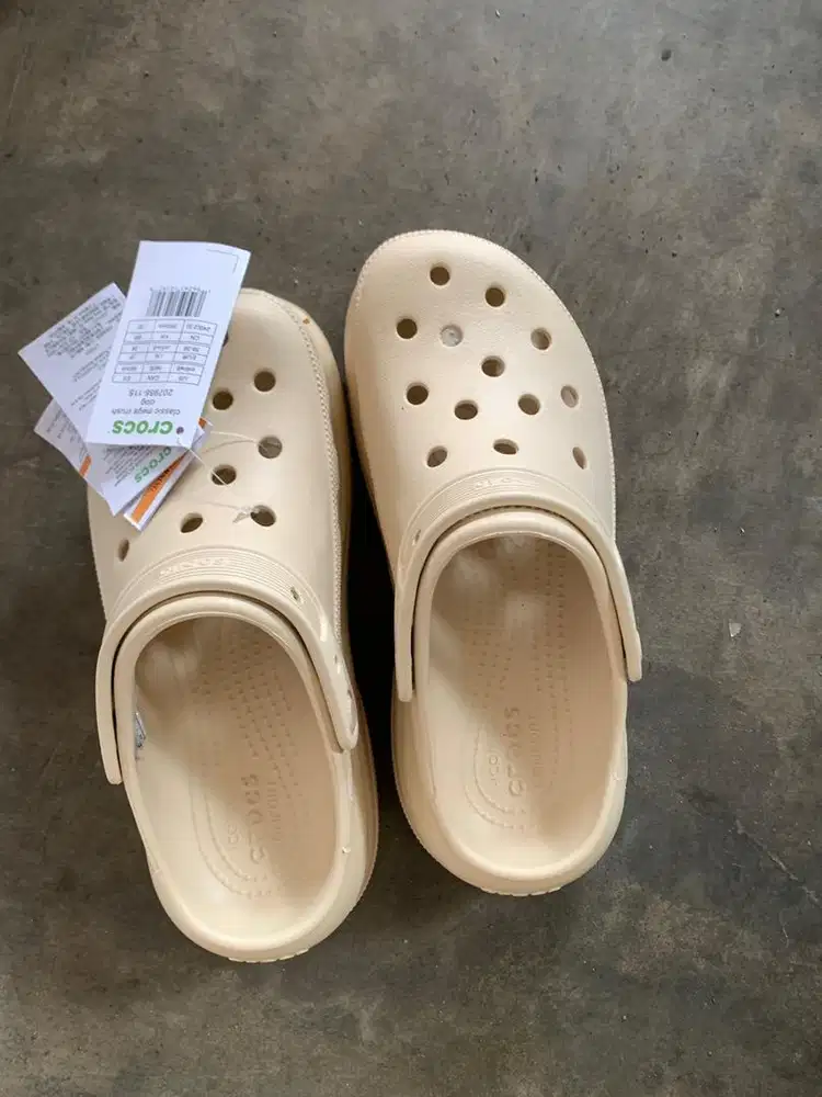 Sendal crocs baru