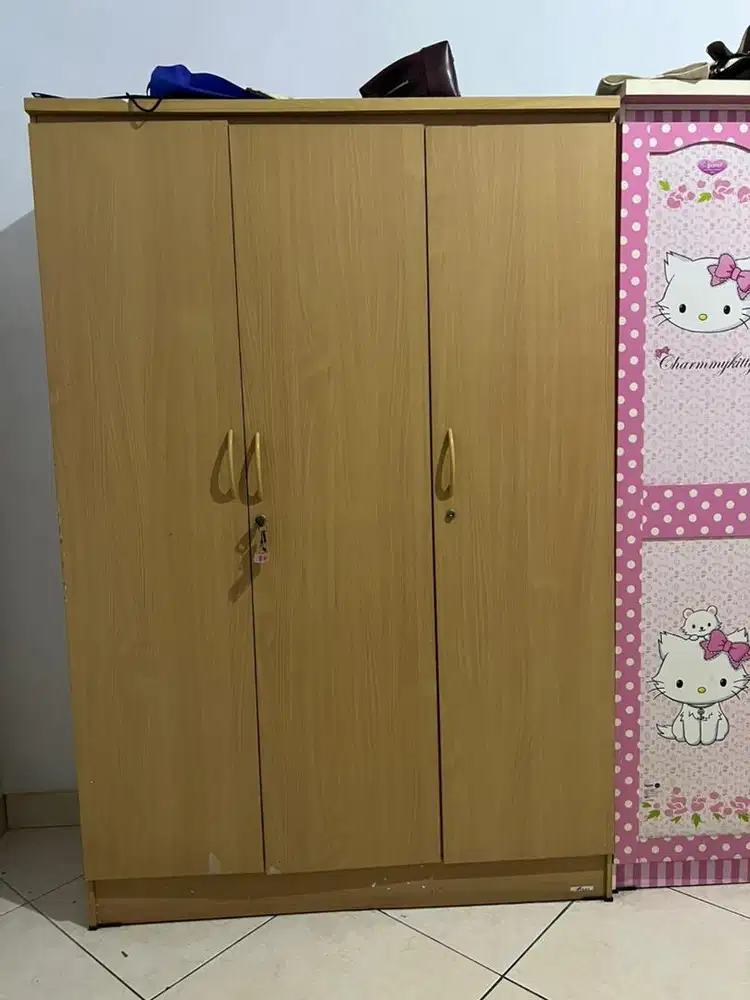 Lemari 3 pintu.