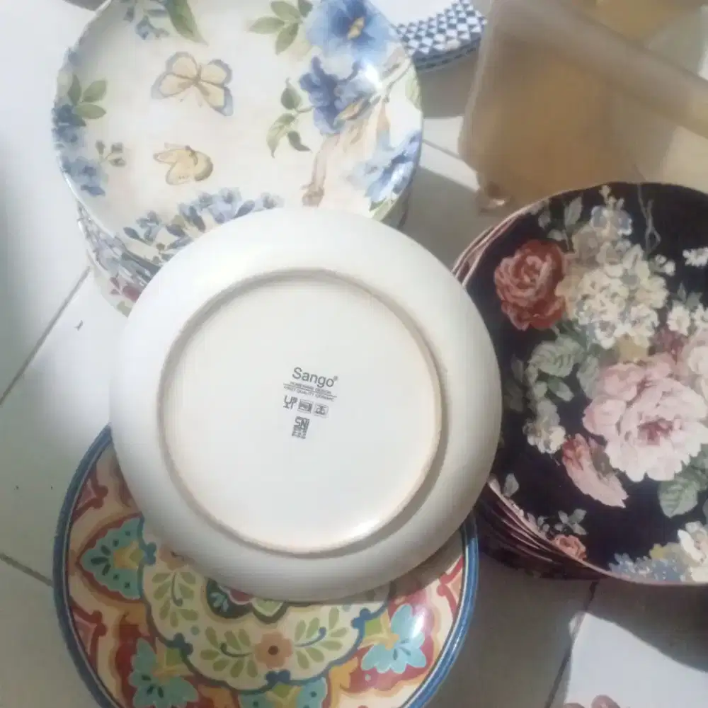 Piring keramik bekas