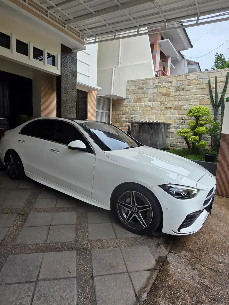 Mercedes-Benz C300 2023 Bensin