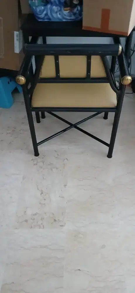 Kursi besi 2 pcs berkas