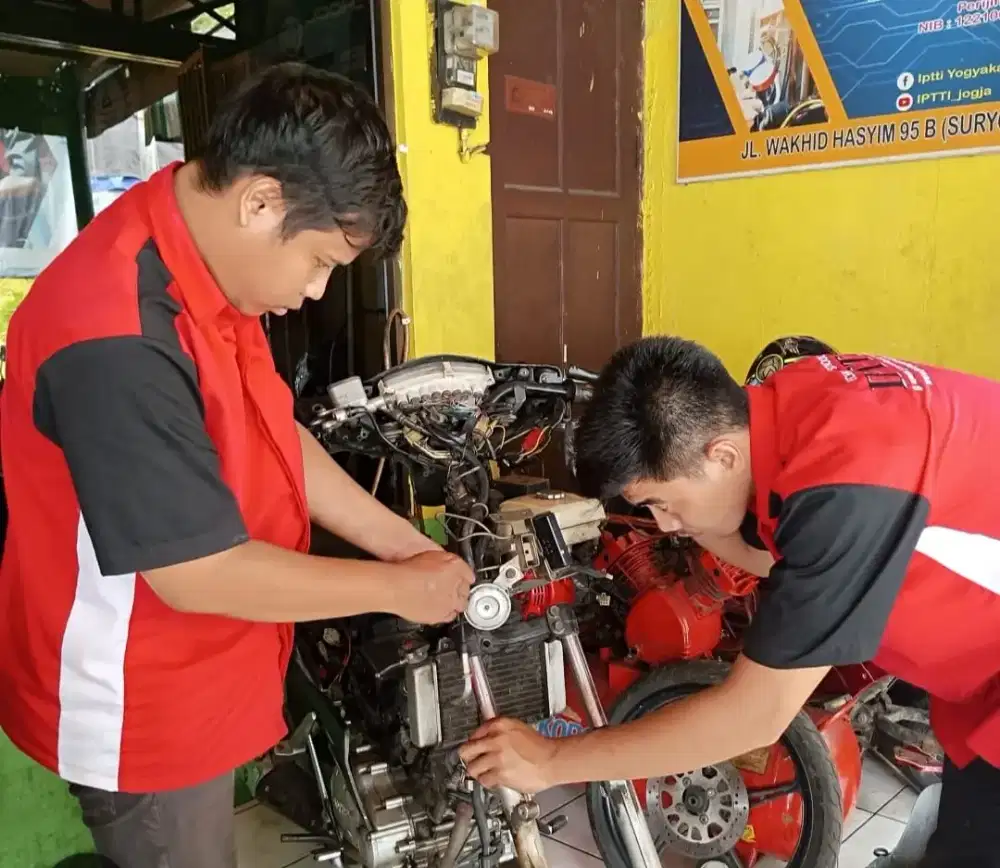 Dibutuhkan 1 org MEKANIK/ MONTIR BERPENGALAMAN untuk Di Showroom Motor
