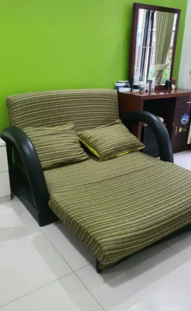 Sofa elegan dan empuk