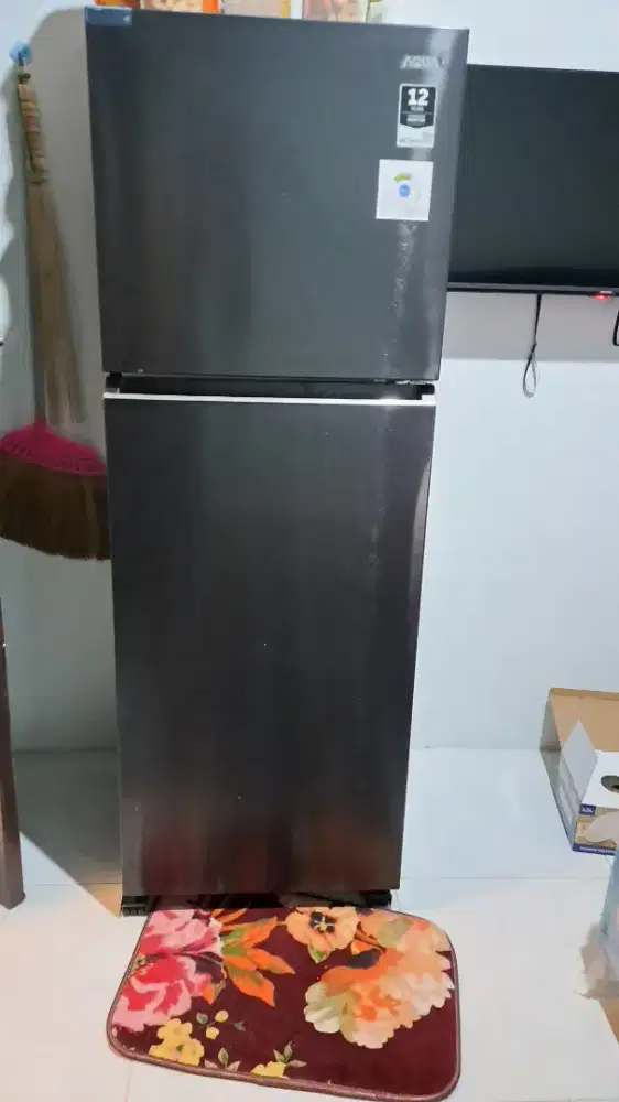 Kulkas 2 pintu, merk Aqua