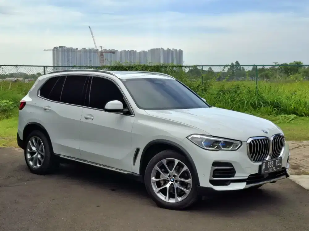 Bmw X5 3.0 Xdrive 4.0i AT.  tahun 2022. Putih. Low km. Perfect cond