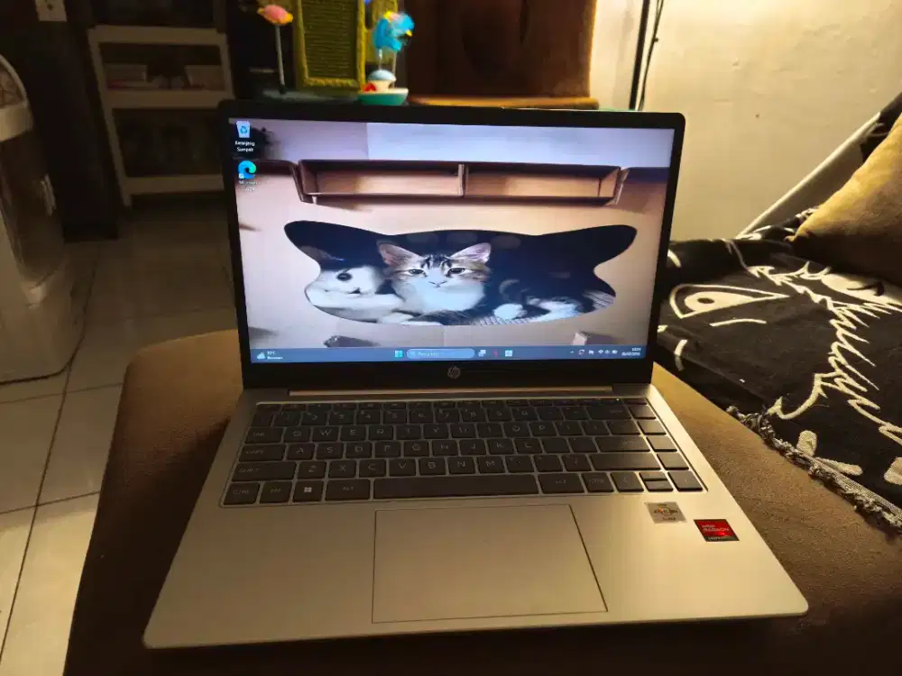 Laptop Hp em0223AU 8/512 GB GOLD