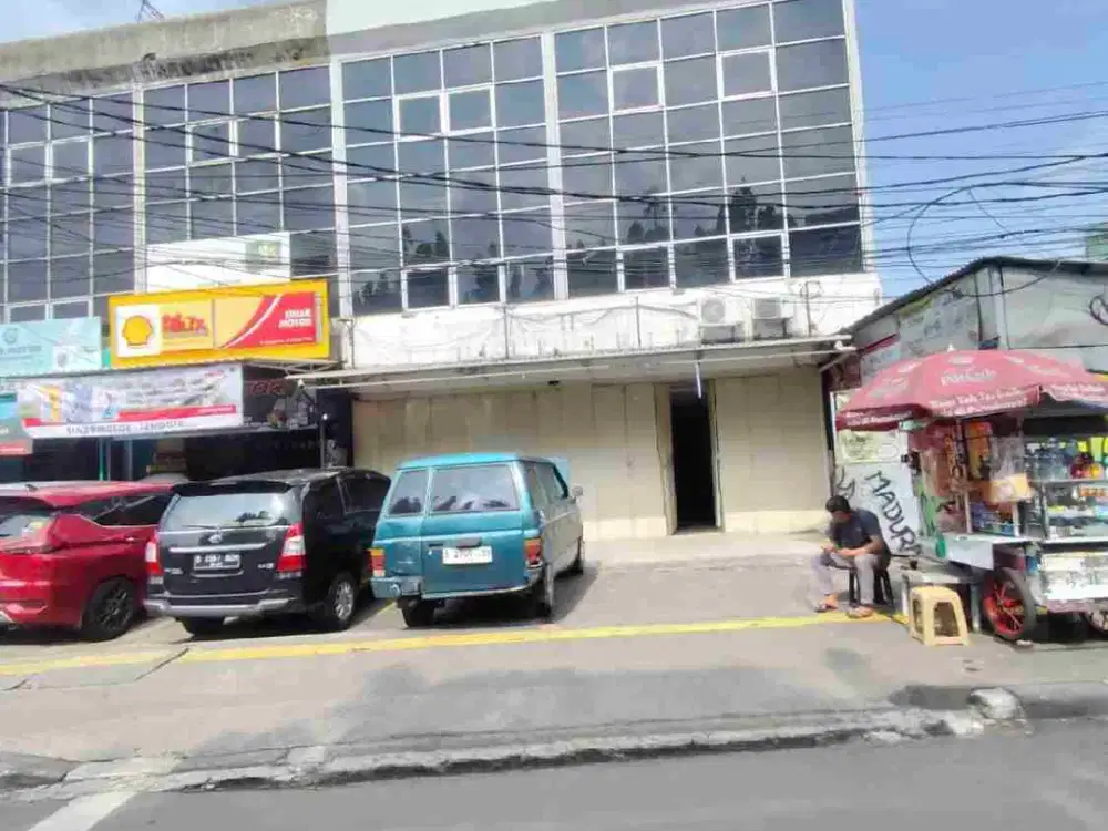 bangunan ruko lantai 1 uk 9x20 di pinggir jalan raya Rawamangun parkir luas
