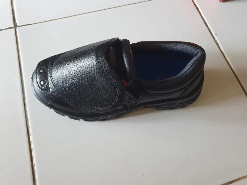 Sepatu safety merek KENT