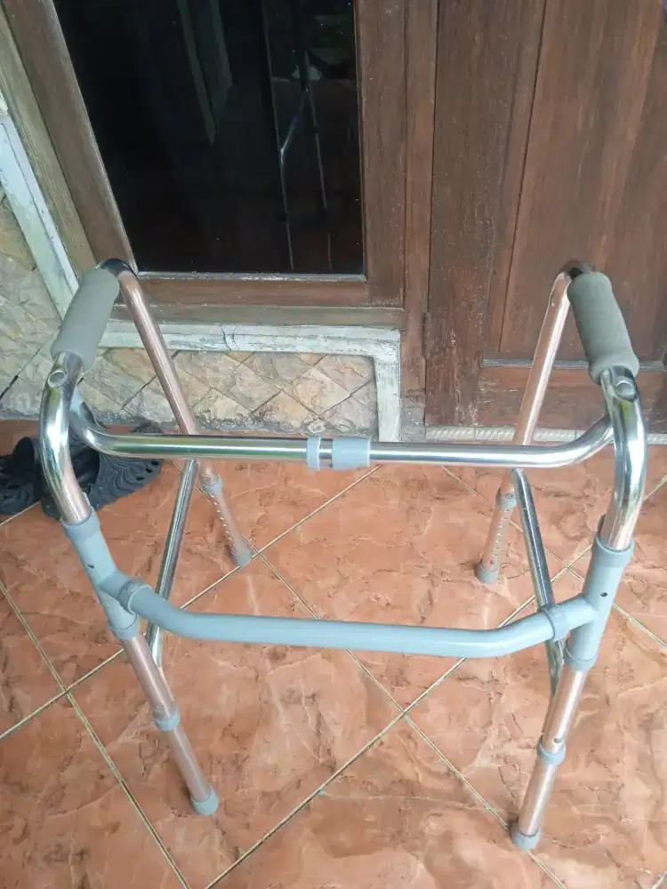 alat bantu jalan lipat