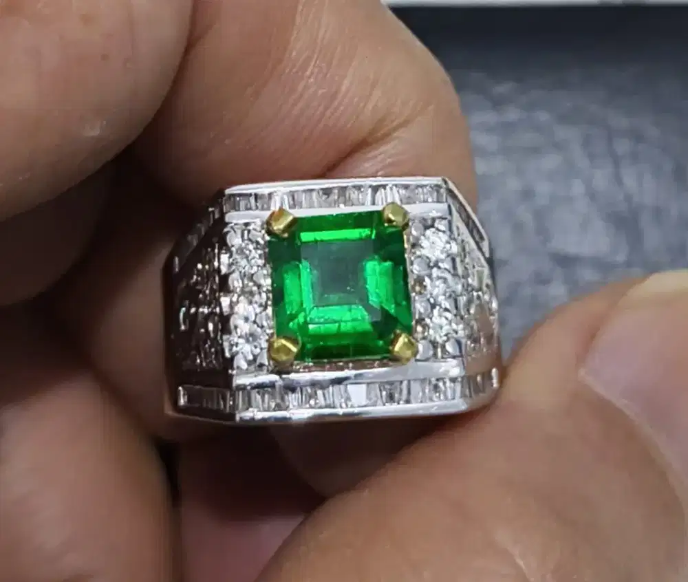 Cincin emas berlian mata batu zamrud vivid green 1.5c  ada memo asli