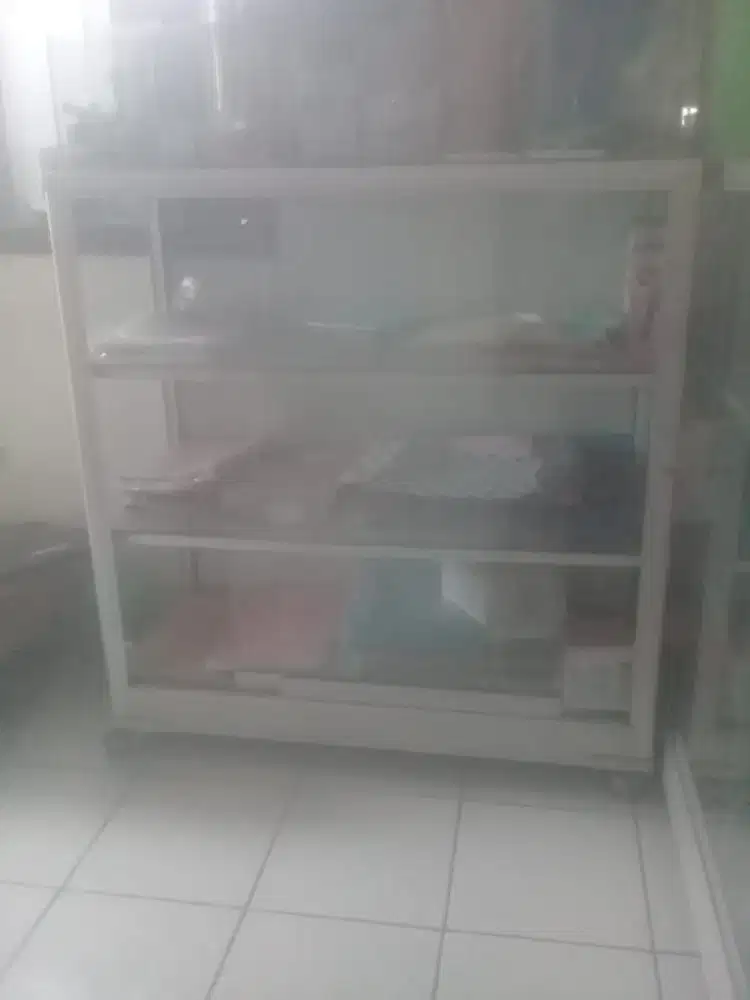 Etalase kaca alumunium