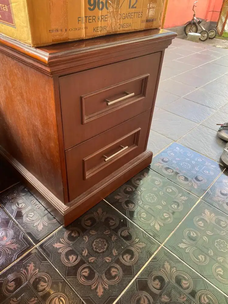 Meja Samping (Nightstand)