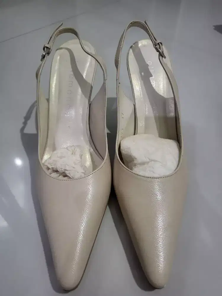 Sepatu Wanita Warna Cream